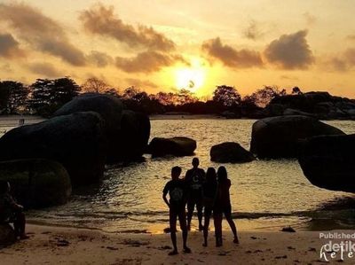 Terpesona Senja di Pantai Tanjung Tinggi, Belitung