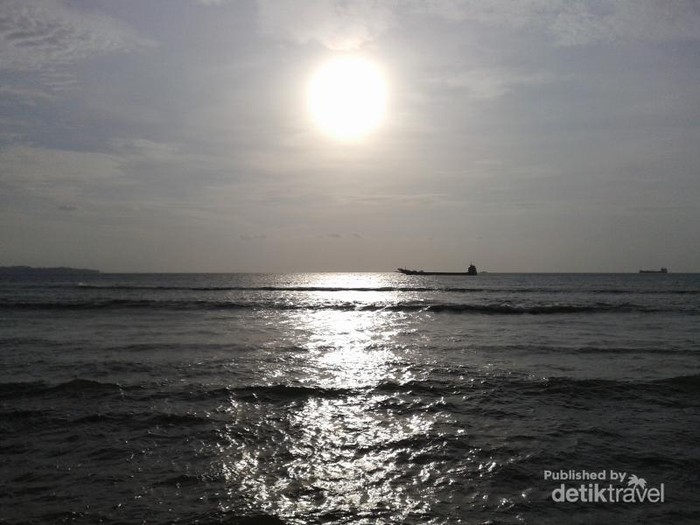 Terpesona Sunset Cantik di Pantai Sorong, Papua