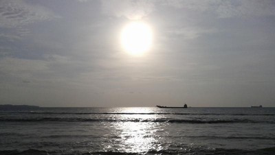 Terpesona Sunset Cantik di Pantai Sorong, Papua