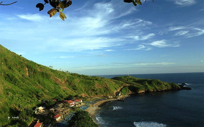 Terpikat Pemandangan Pantai Menganti dari Atas Bukit