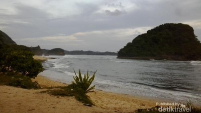 Terpikat Senja di Pantai Goa Cina, Malang