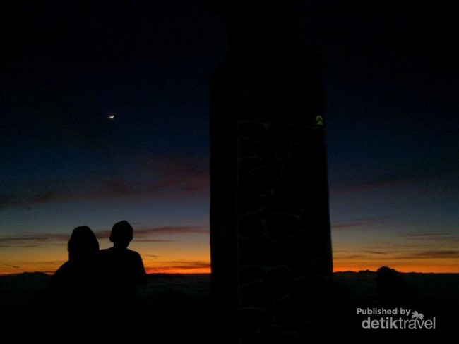 Terpukau Sunrise di Puncak Gunung Lawu