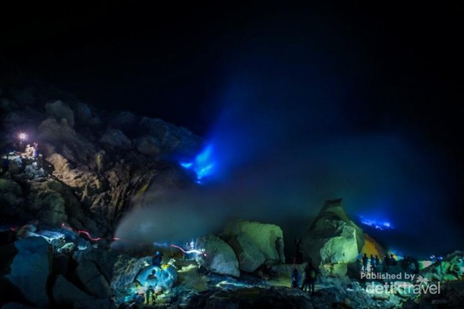Tersihir Keindahan Blue Fire Kawah Ijen