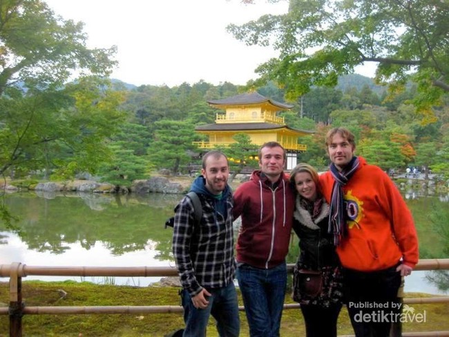 Tingkah Para Bule Narsis di Kuil Kinkaku-ji, Kyoto