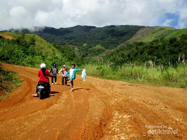 Trekking Seru ke Puncak Kuta Malaka di Aceh