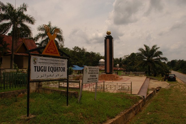 Tugu Equator, Riau