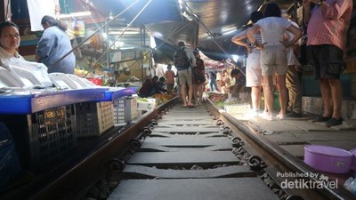 Tuut..Tuut.. Yuk Lihat Pasar di Tengah Rel Kereta Api