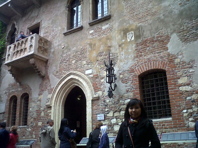 Ukir dan Gembok Cintamu di Tembok Juliet, Verona