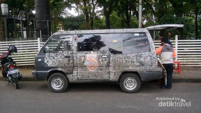 Unik, Ada Mobil Berbalut Perangko di Bandung