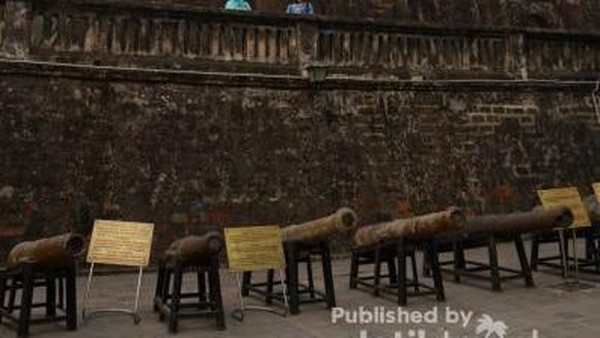 Unik, Ada Pesawat Militer di Dalam Benteng Kuno Vietnam