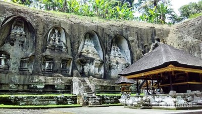 Unik! Candi di Bali Ini Menempel ke Tebing Batu