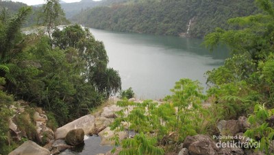 Unik! Danau Bendungan Ini Punya Banyak Air Terjun