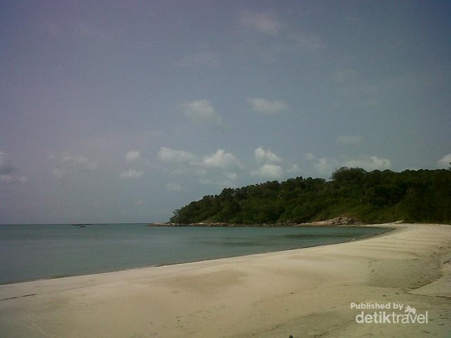 Unik, Mata Air Merembes Dari Batu di Pantai Tana Rubo