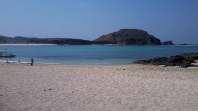 Unik! Pantai di Lombok Ini Punya 2 Pasir Berbeda