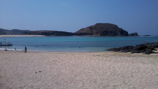 Unik! Pantai di Lombok Ini Punya 2 Pasir Berbeda