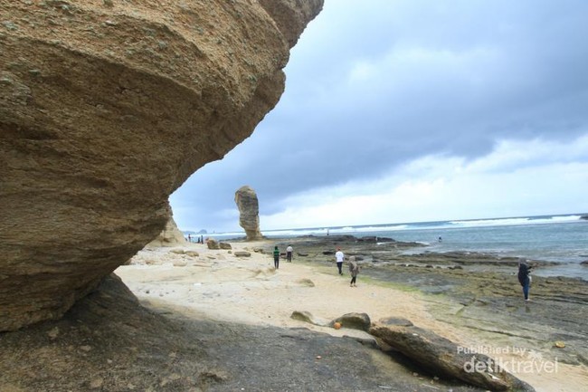 Unik,  Pantai Ini Memiliki Batu Raksasa Berbentuk Jamur