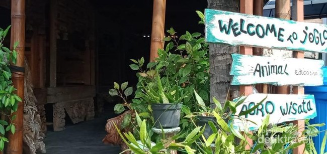 Unik, Restoran Ini Punya Kebun Binatang Mini