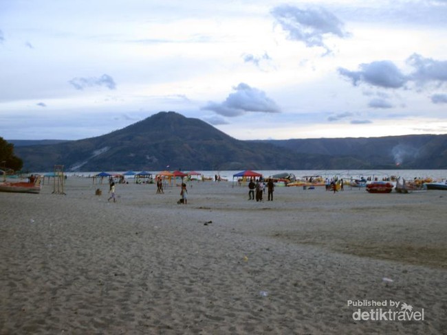 Uniknya Indonesia, Ada Pantai di Tepi Danau Toba