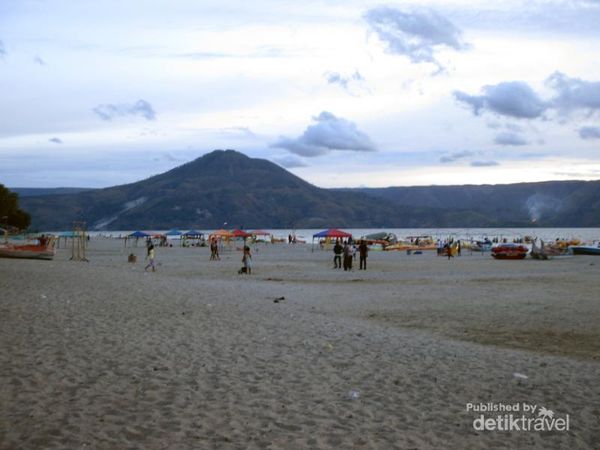 Uniknya Indonesia, Ada Pantai di Tepi Danau Toba