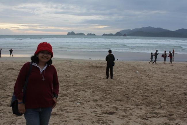 Uniknya Pantai Pulau Merah di Banyuwangi