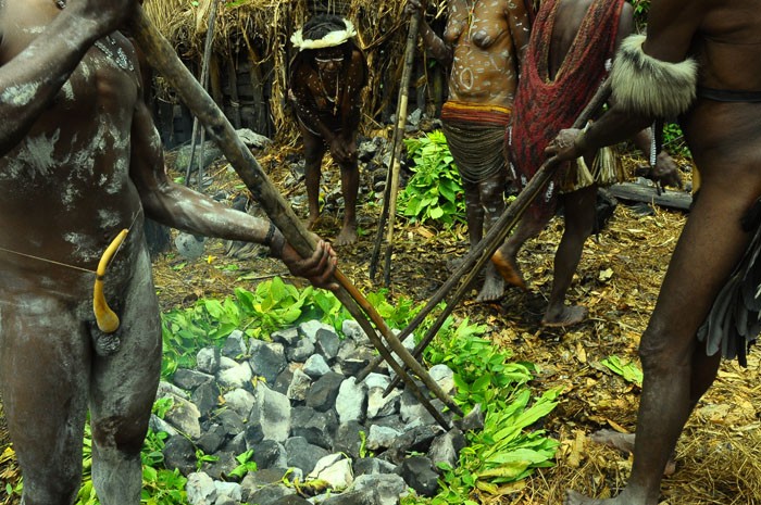 Upacara Bakar Batu di Wamena