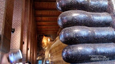 Vihara Buddha Tidur yang Unik di Bangkok