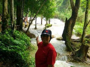 Wah, Air Terjun Kuang Si di Laos Ini Deras Sekali