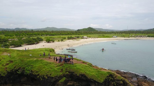 Wajah Cantik Pantai Tanjung Aan dari Ketinggian