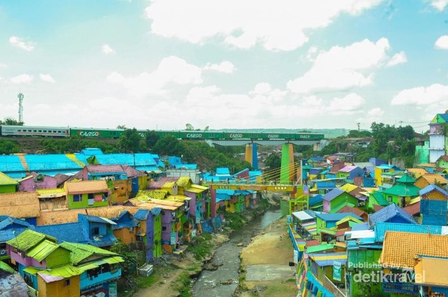 Warna-warni di Tepi Sungai Kota Malang