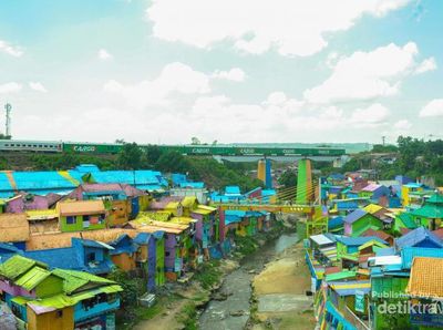 Warna-warni di Tepi Sungai Kota Malang