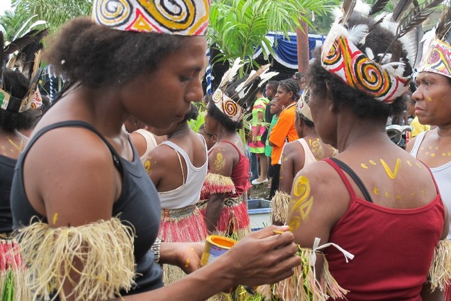 Warna-warni Festival Danau Sentani 2012