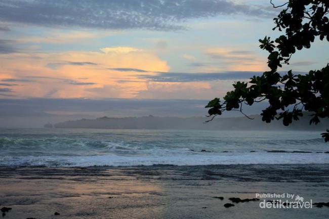 Weekend di Sawarna, dari Pantai, Gua, Sampai Sawah Hijau
