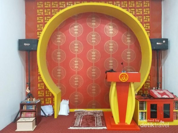 Mimbar Mesjid Lautze 2 yang didominasi warna kuning dan merah khas oriental