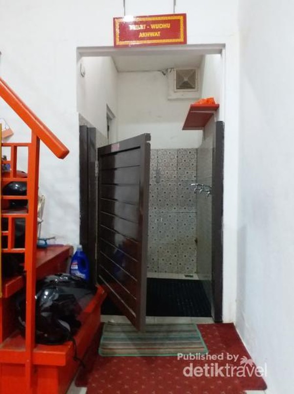 Tempat wudhu dan toilet mungil yang terdapat di dalam mesjid