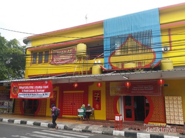 Mesjid bergaya Tiongkok ini terletak di Jalan Tamblong no 27 Bandung