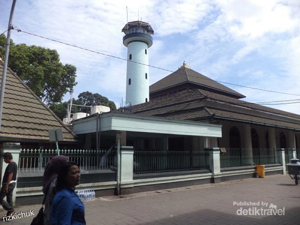 Wisata Religi ke Kawasan Masjid Sunan Ampel Yuk!