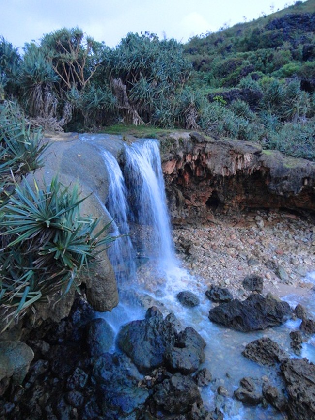 Wow! Ada Air Terjun di Tepi Pantai Jogan, Gunung Kidul