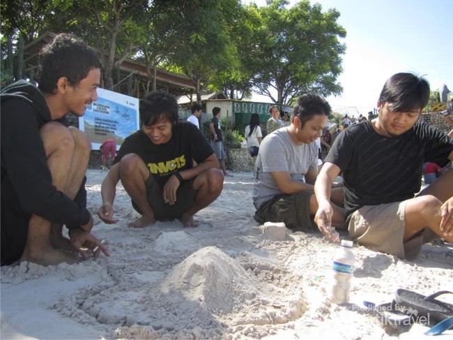 Wow, Pasir Pantai Tanjung Bira Sehalus Tepung Terigu