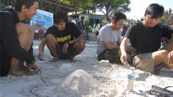 Wow, Pasir Pantai Tanjung Bira Sehalus Tepung Terigu