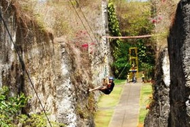 Wush! Serunya Meluncur dengan Flying Fox di GWK, Bali