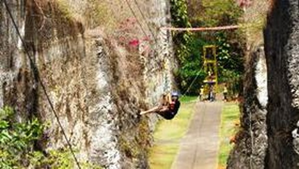 Wush! Serunya Meluncur dengan Flying Fox di GWK, Bali