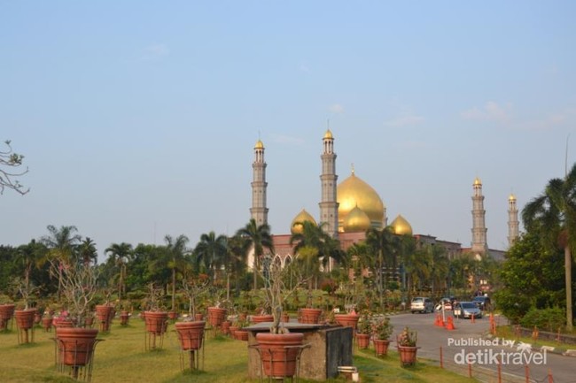 Yang Megah di Depok, Masjid Kubah Emas