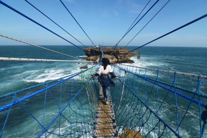 Yuk, Pacu Adrenalinmu di Pantai Timang!
