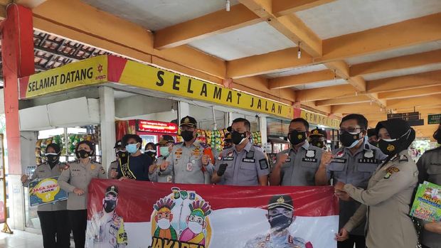 Duta Narkoba Bagikan 30 Ribu Masker di Kampung Rambutan