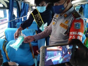 Gandeng Duta Narkoba, Polda Metro Bagikan 30.000 Masker di Terbus Kp Rambutan