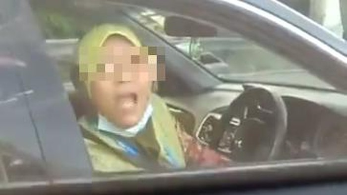 Emak-emak ngamuk ditegur gegara putar balik sembarangan