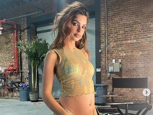 Emily Ratajkowski Mirip Winnie the Pooh Usai Pajang Foto Telanjang Kehamilan