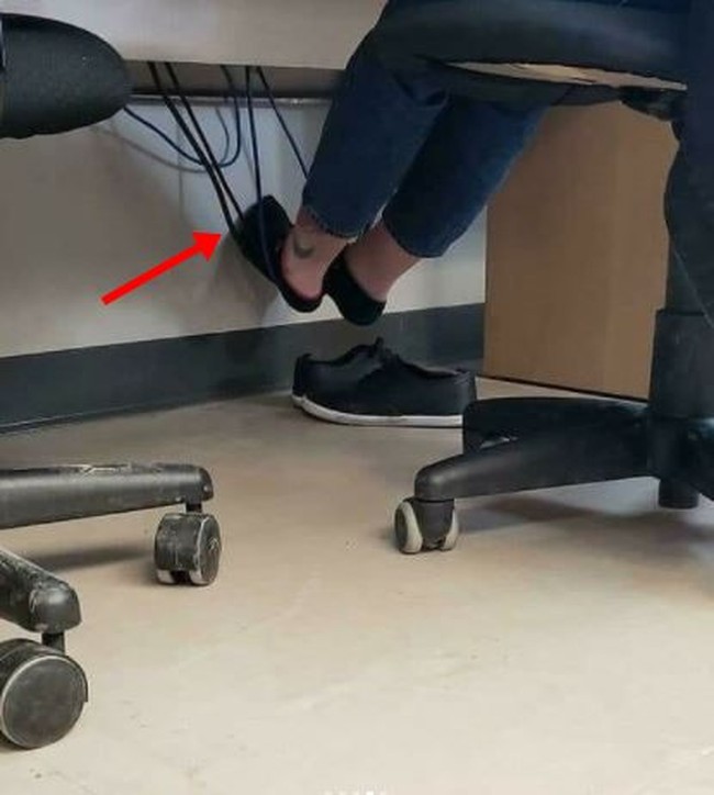 Biar nggak pegal guys ceritanya.. Tapi hati-hati aja tuh kesetrum atau mungkin kabelnya malah jadi putus ntar. Ada yang pernah kayak gini juga? Foto: Instagram/@wkwkland_real