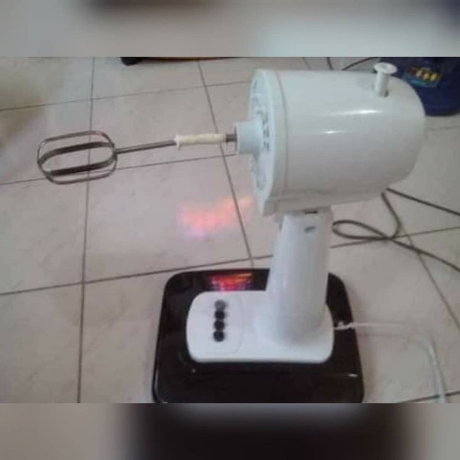 Solusinya super canggih dan kreatif nih. Buat ibu-ibu yang mau bikin kue tapi nggak punya mizer, bisa coba modif kipas anginnya jadi kayak gini. Berminat mencoba? Foto: Instagram/@wkwkland_real