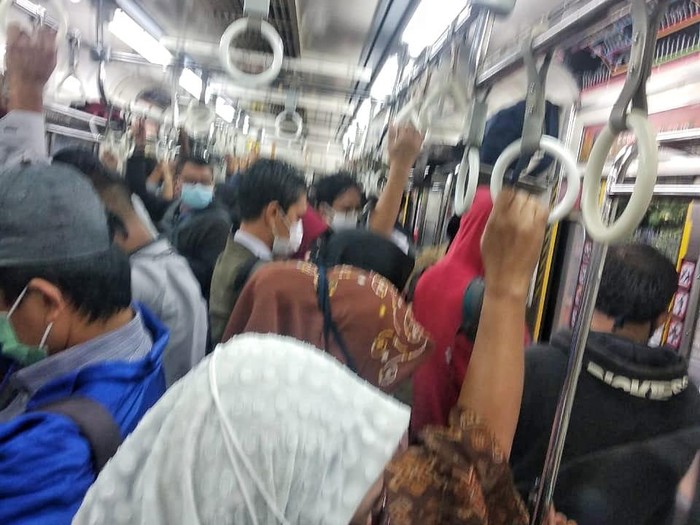 Foto viral penumpang KRL berdesakan di salah satu gerbong (dok Istimewa)